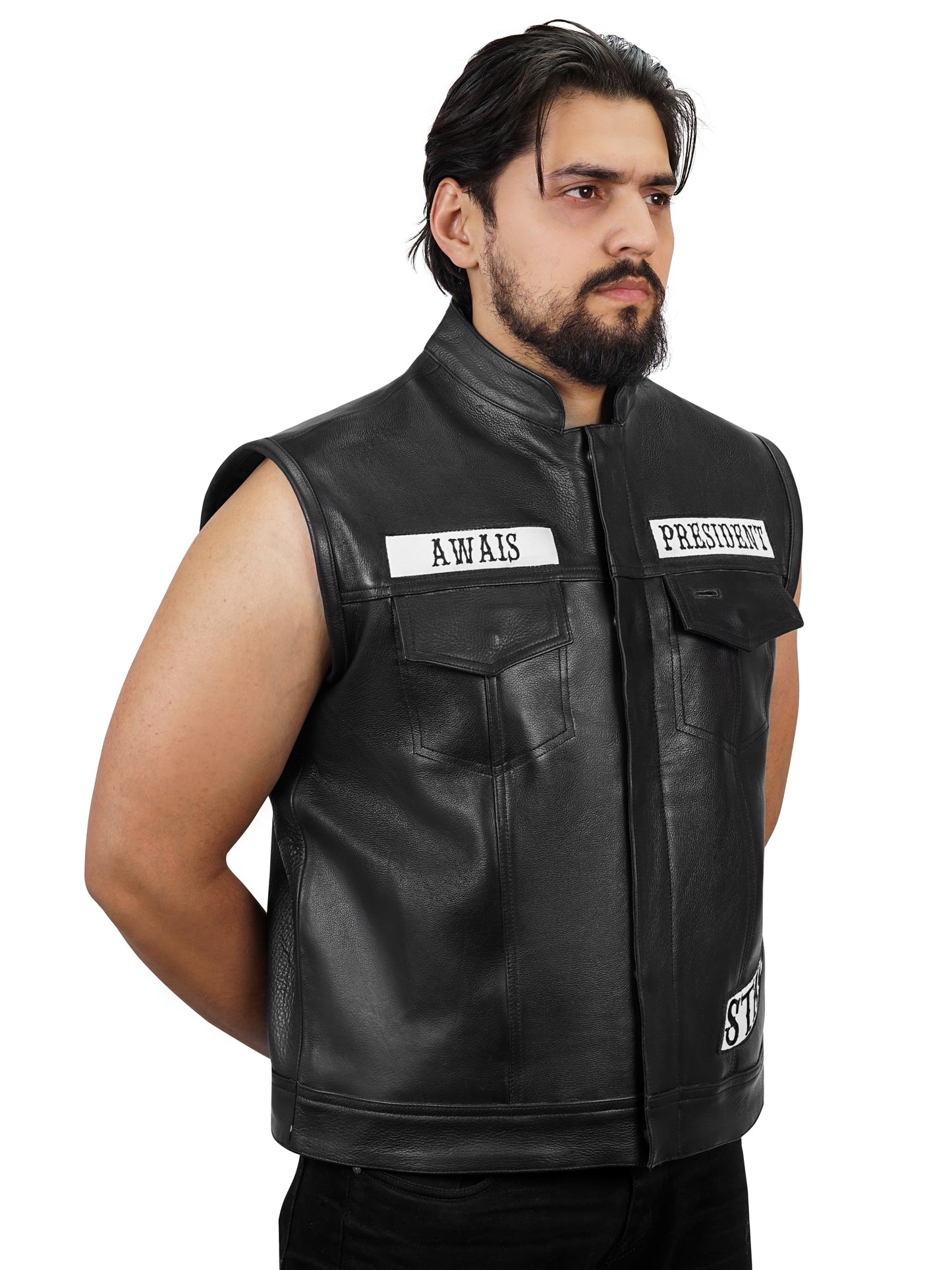 Biker trägt die Staghide Motorradweste während einer Ausfahrt, zeigt den stilvollen Look und die praktische Anwendung.