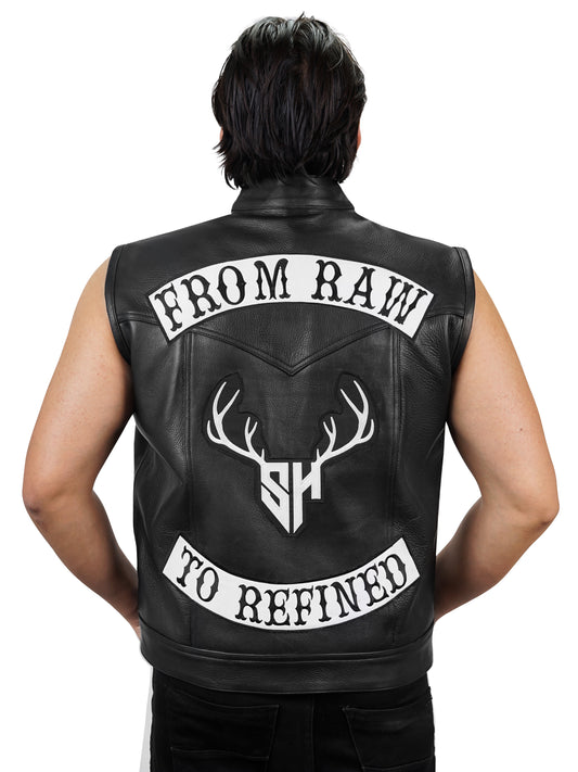 Nahaufnahme der hochwertigen Nähte und des Leders der Staghide Weste, zeigt die exzellente Handwerkskunst und Langlebigkeit.