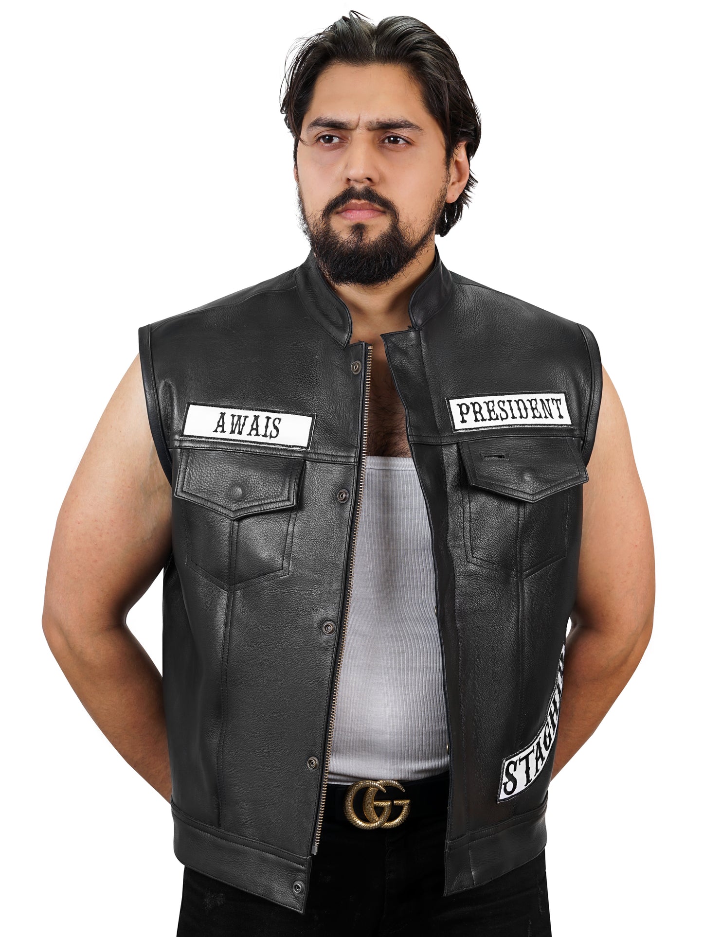 Staghide Lederweste mit individuell gestalteten Patches und Club-Logo, demonstriert die Möglichkeiten der Personalisierung.