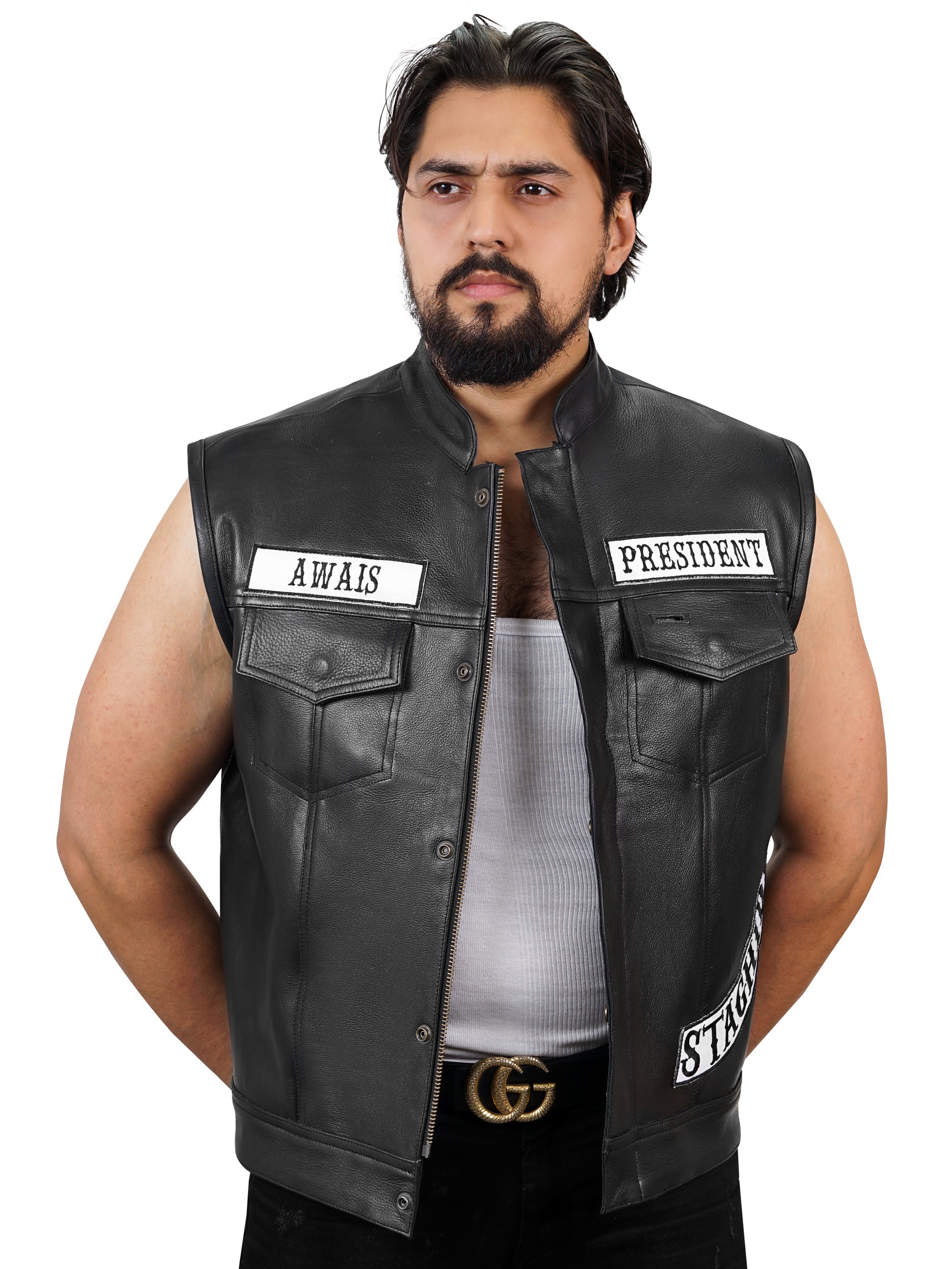 Staghide Lederweste mit individuell gestalteten Patches und Club-Logo, demonstriert die Möglichkeiten der Personalisierung.


